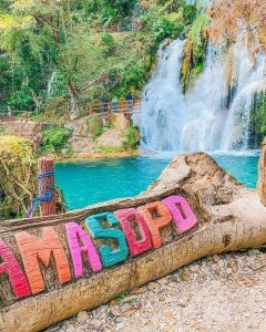sitio turistico con letras de colores