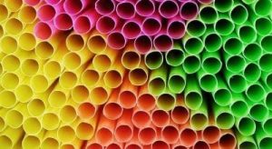 agujeros de tubos de colores